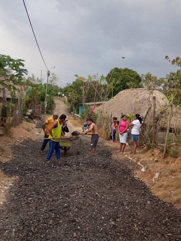 Jornada comunitaria de mejoramiento de la vía principal de acceso
