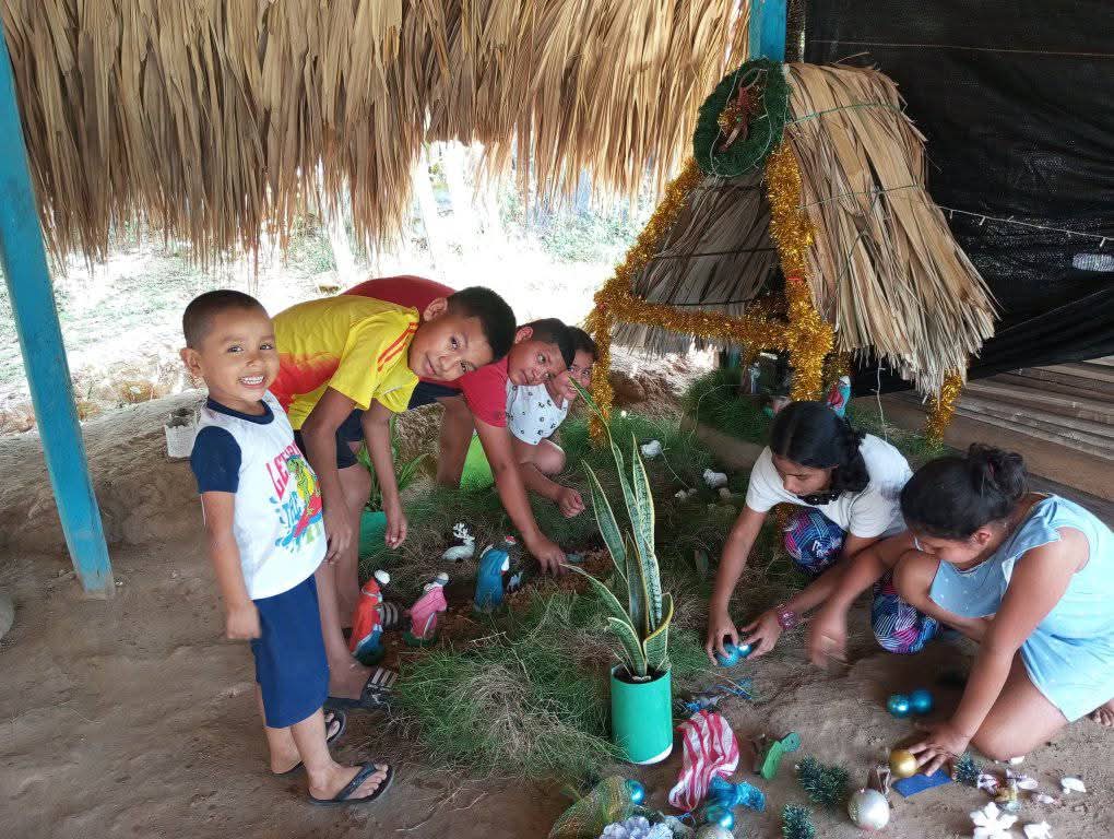 Participación de los niños en la elaboración del pesebre comunitario