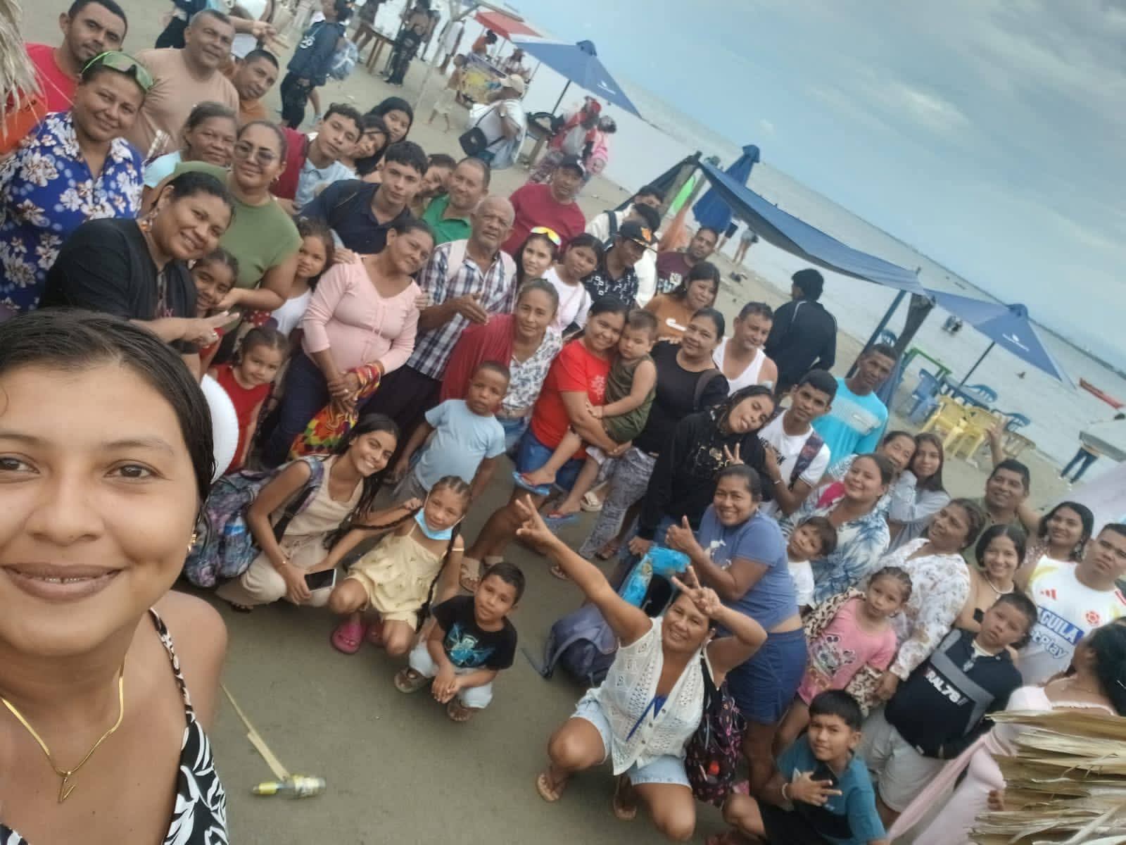 Jornada recreativa e integración comunitaria en la playa